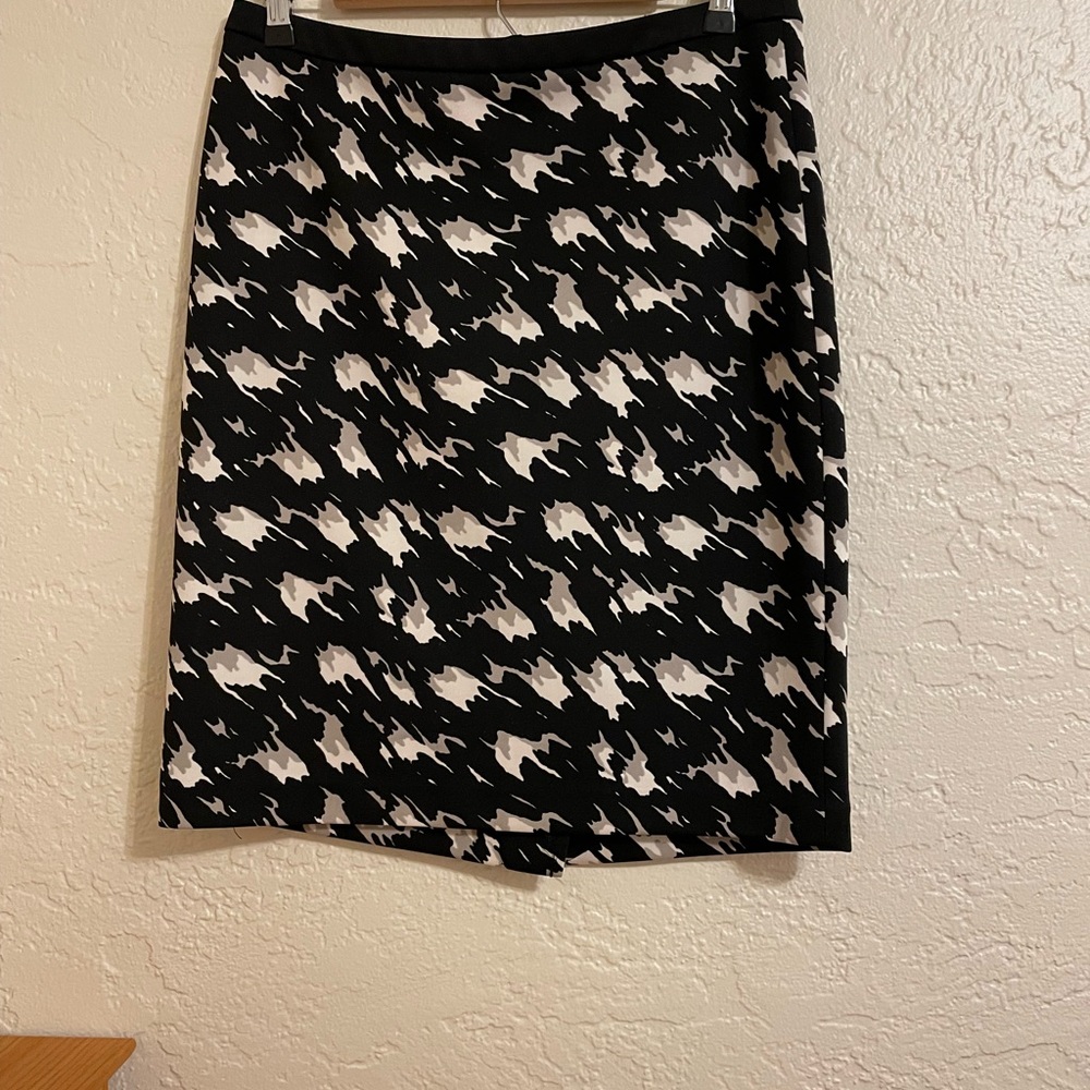 THE LIMTED SKIRT *EUC*